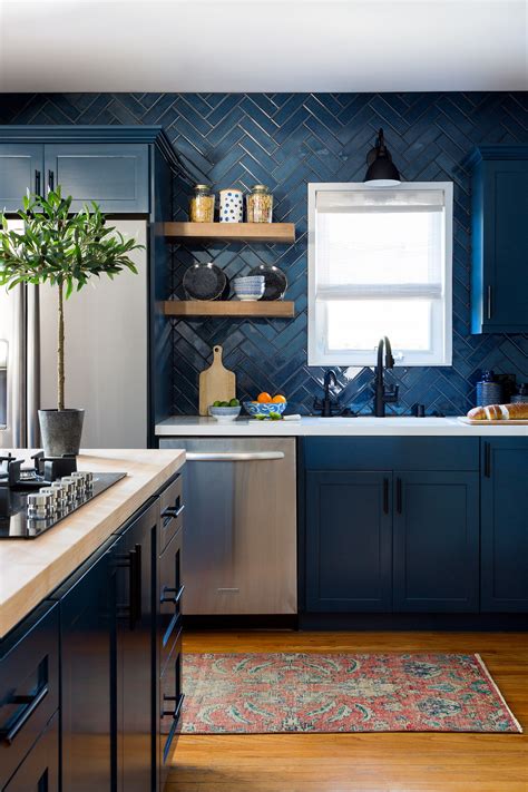 backsplash for blue cabinets.